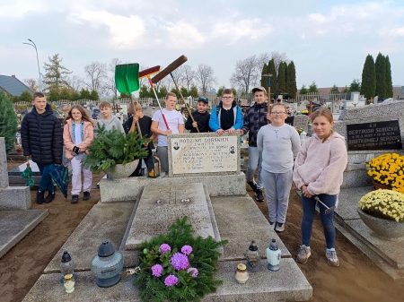 Sprzątanie nagrobków na cmentarzu w Barłożnie